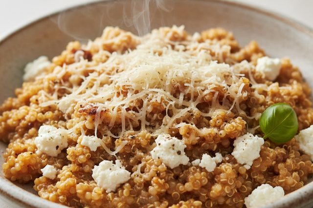 Quinoa cremosa com cottage e parmesão