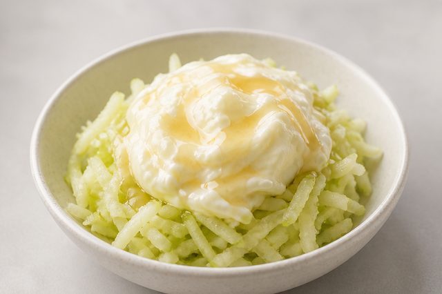 Raspadinha de maçã congelada com iogurte