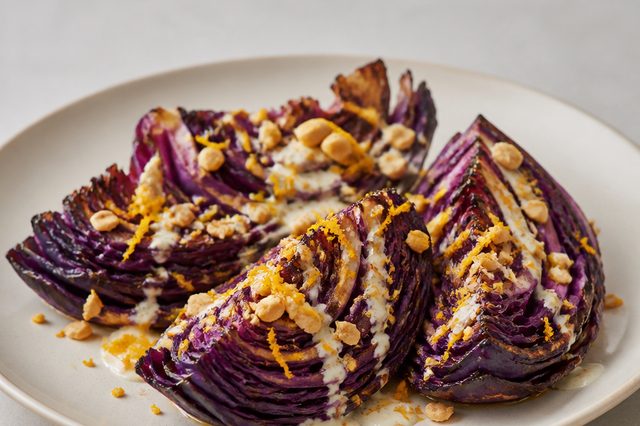 Repolho roxo assado com molho de laranja
