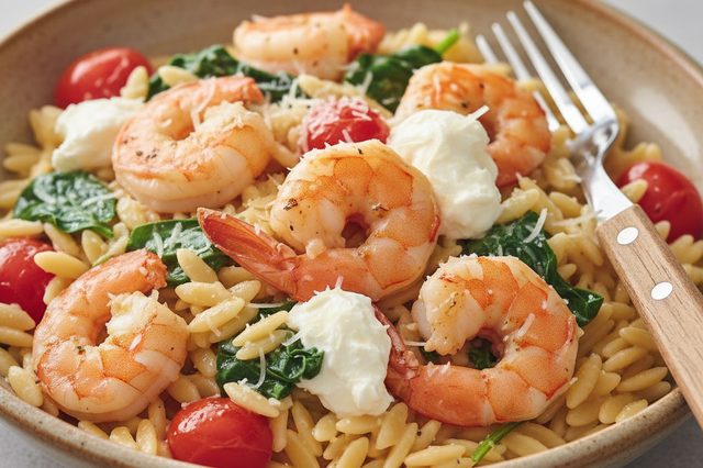 Risoni cremoso de camarão com tomate e espinafre