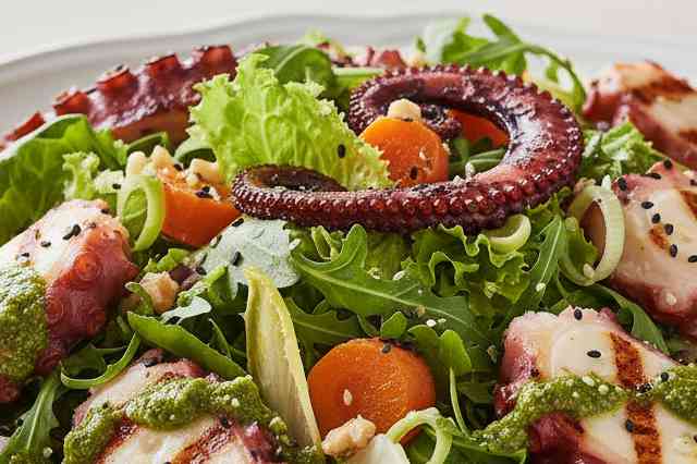 Salada Colorida com Polvo e Molho Pesto