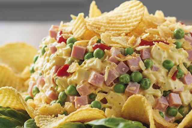 Salada com Batata Frita (chips)