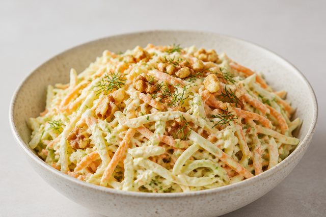 Salada cremosa de repolho, maçã verde e cenoura