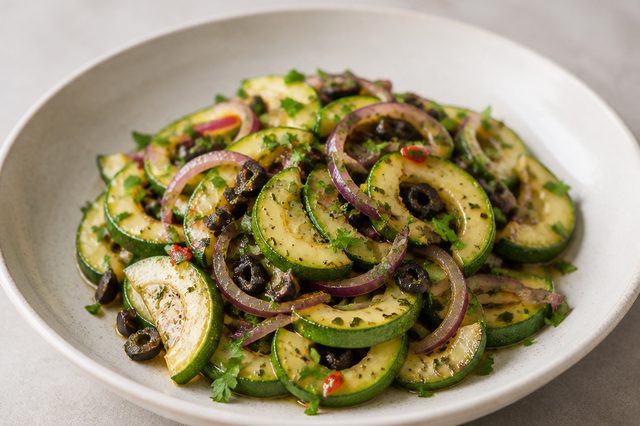 Salada de abobrinha no vapor com chimichurri