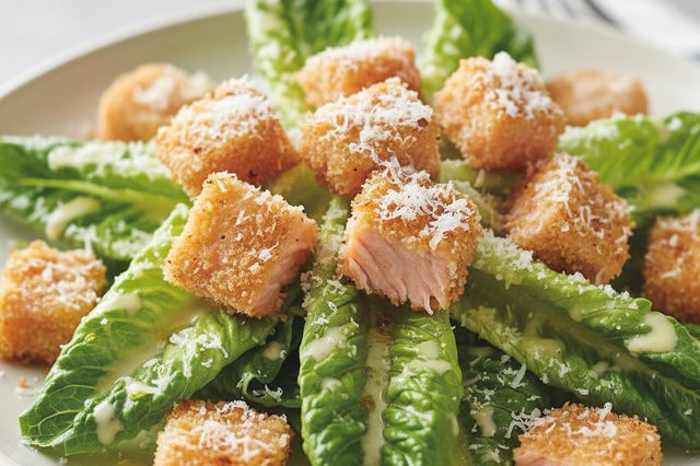 Salada de alface com salmão crocante e molho de ovo