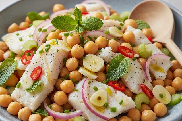 Salada de bacalhau com grão-de-bico e hortelã
