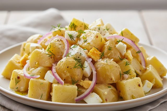 Salada de batata com ovo e mostarda