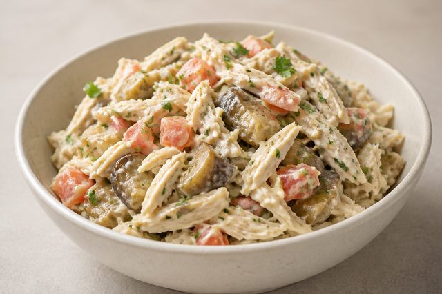 Salada cremosa de berinjela com frango