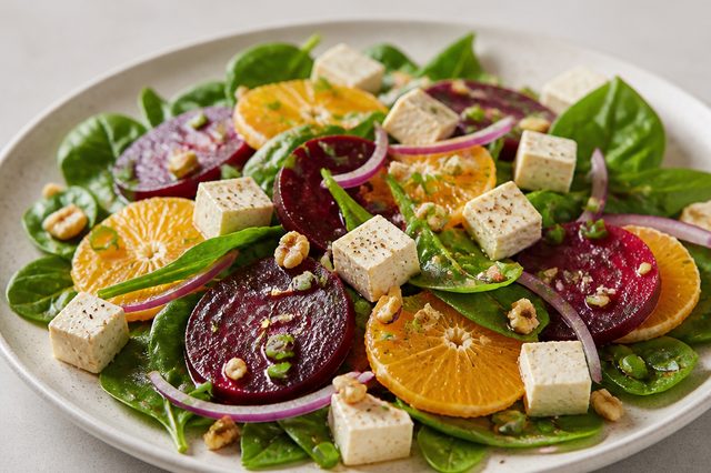 Salada de beterraba com laranja e tofu