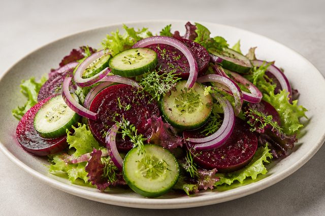 Salada de beterraba, pepino e endro