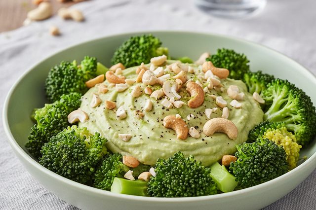 Salada de brócolis com creme de avocado