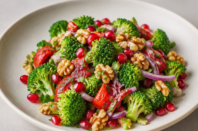 Salada de brócolis com pimentão assado e romã