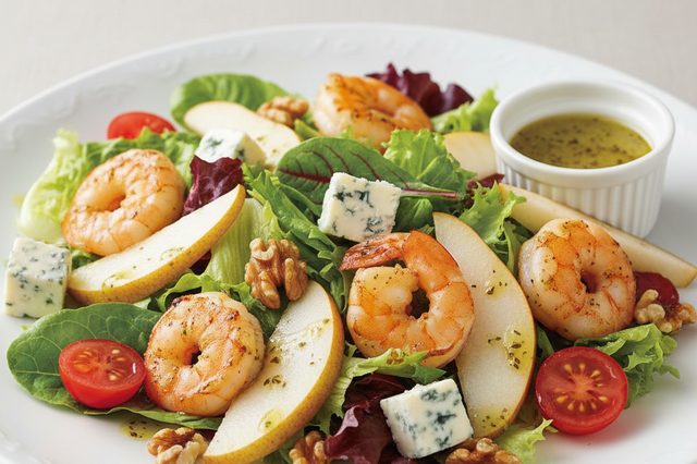 Salada de camarão com pera roquefort e nozes
