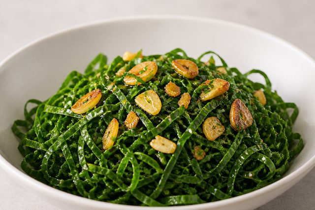 Salada de couve-manteiga com alho dourado