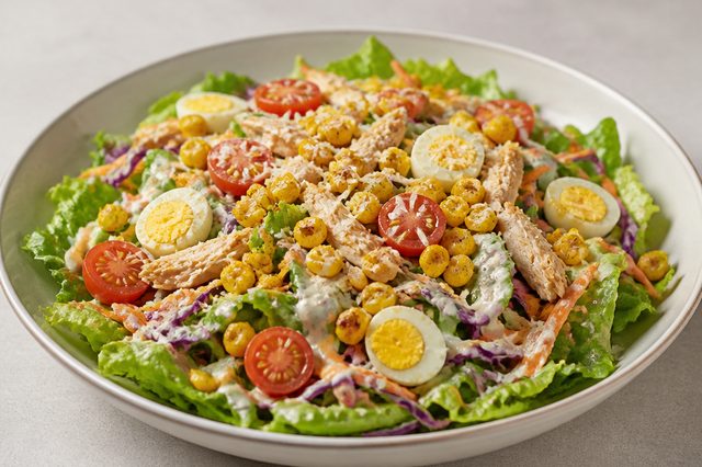 Salada de folhas com milho crocante e molho de iogurte