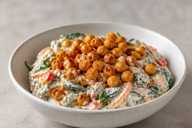 Salada de grão-de-bico, iogurte e espinafre