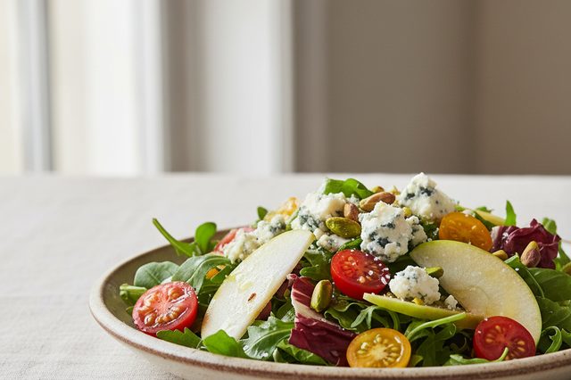 Salada de maçã com queijo azul e pistache