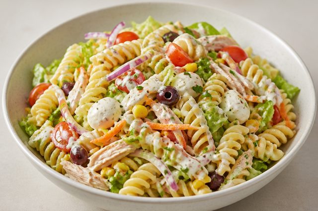 Salada de macarrão com frango e molho de iogurte e limão