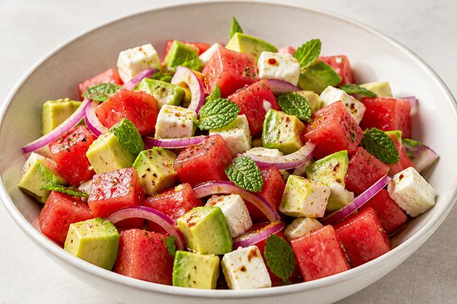 Salada de melancia, avocado e queijo