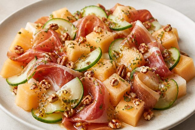 Salada de melão e presunto cru com vinagrete de noz-pecã