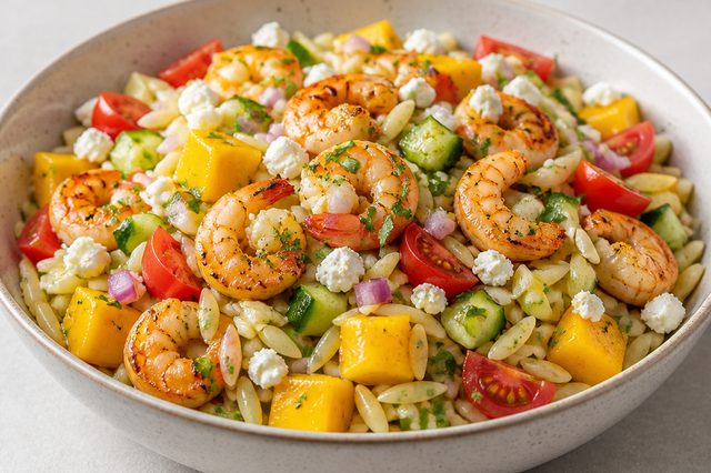 Salada de orzo com camarão e manga