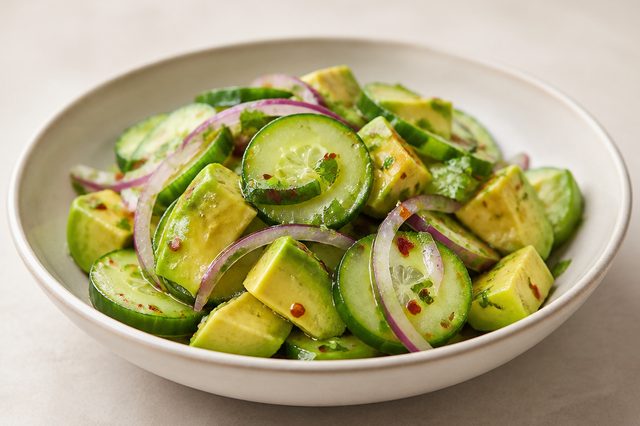 Salada de pepino e avocado com chili e limão