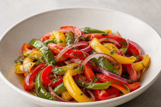 Salada de pimentões assados com cebola roxa e salsa