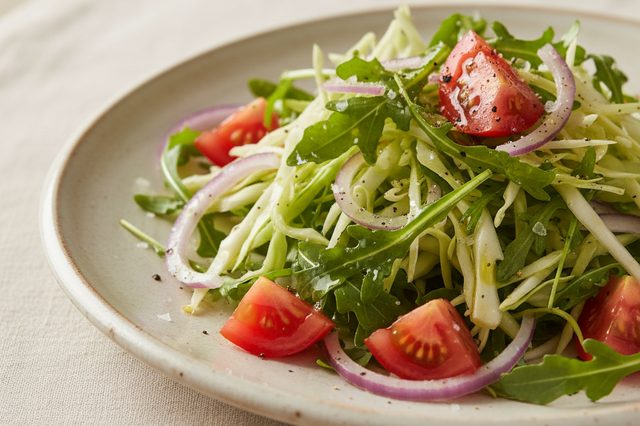 Salada de repolho com rúcula e tomate