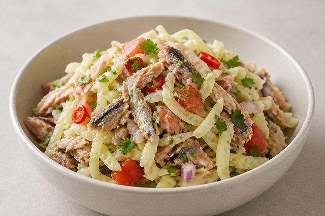 Salada de repolho com sardinha e ervas