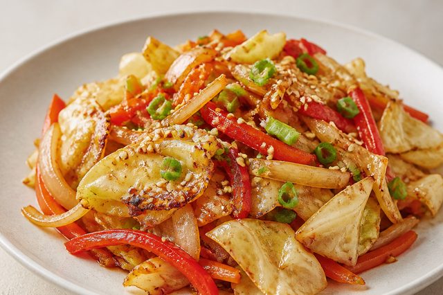 Salada de repolho e legumes na Air Fryer