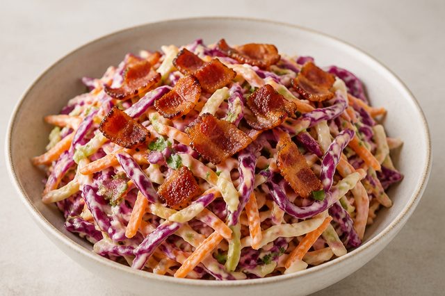 Salada de repolhos com cenoura e bacon crocante