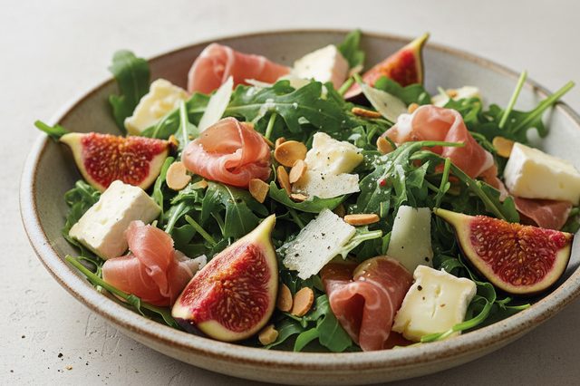 Salada de rúcula com figos brie e presunto cru