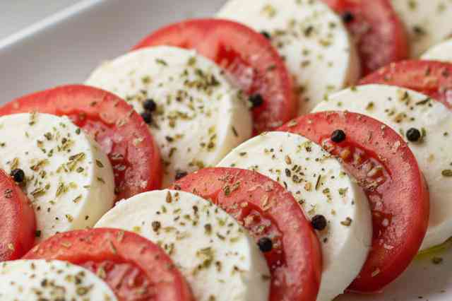 Salada de Tomate e Queijo Mussarela