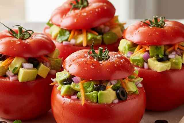Salada de Tomate Recheado com Abacate e Cenoura