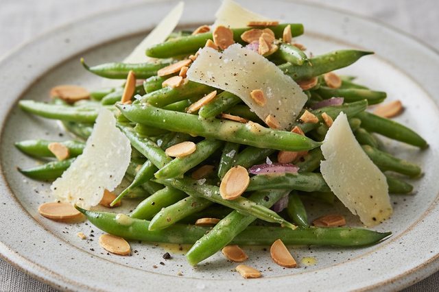 Salada de vagem com amêndoas e vinagrete cremoso
