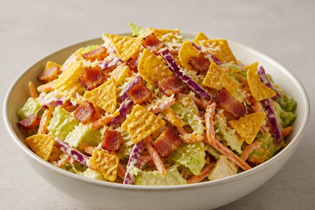 Salada El Ranchito com bacon e chips crocantes