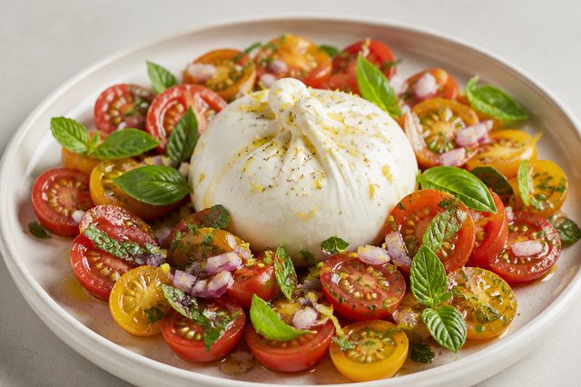 Salada italiana de tomate, burrata e hortelã