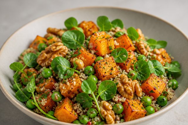 Salada morna de quinoa com abóbora e nozes