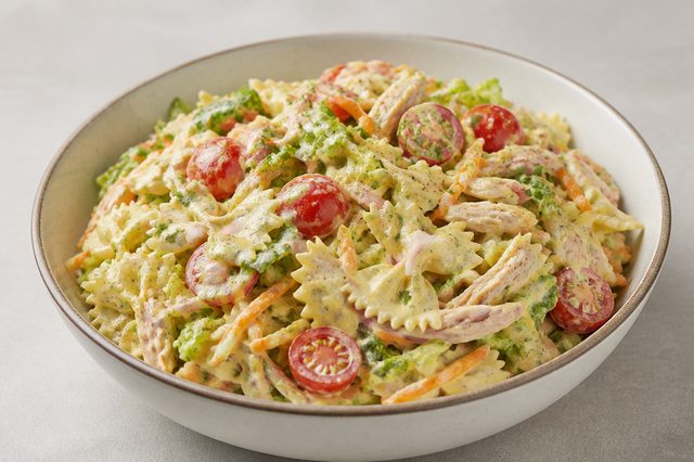 Salada proteica de frango com molho cremoso de ovos
