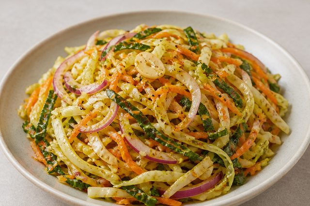 Salada refogada de repolho, cenoura e couve