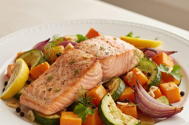 Salmão assado com abóbora e abobrinha