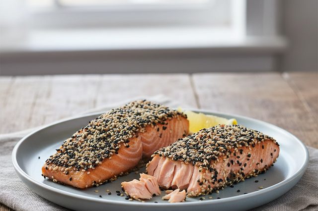 Salmão grelhado em crosta de gergelim