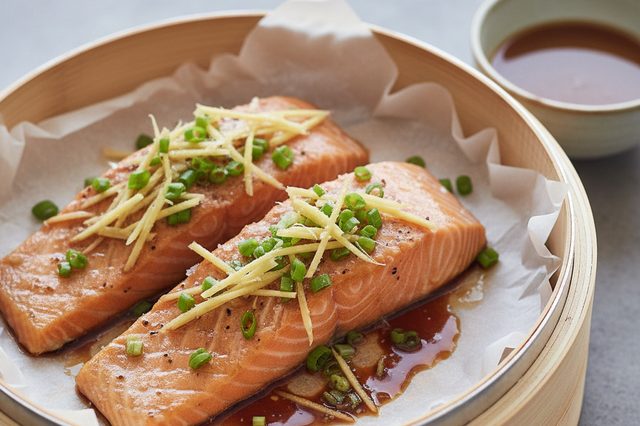 Salmão no vapor com shoyu e gengibre
