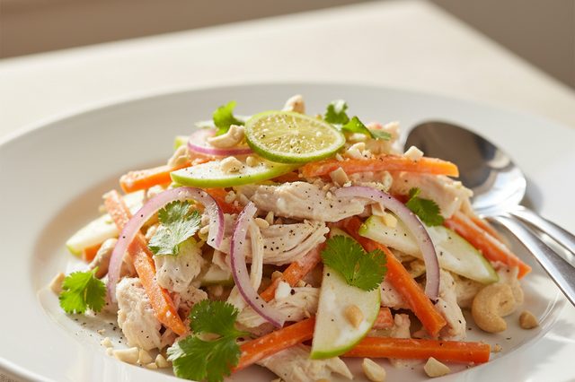 Salpicão de frango com maçã e molho de iogurte
