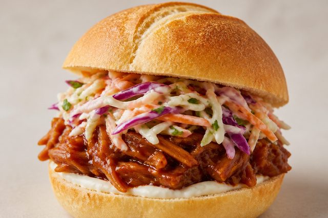 Sanduíche de casca de banana ao barbecue com coleslaw