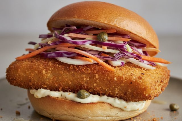 Sanduíche de peixe crocante com salada de repolho