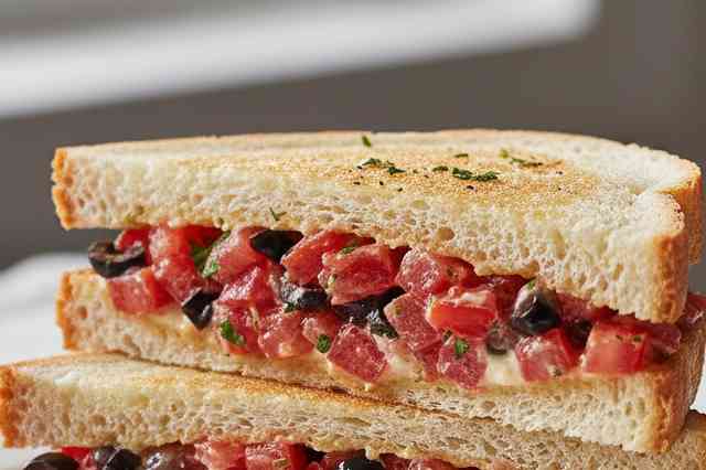 Sanduíche de Tomate e Azeitona