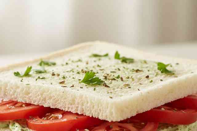 Sanduiche de Tomate e Salsa