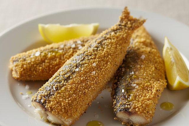 Sardinha com crosta de fubá