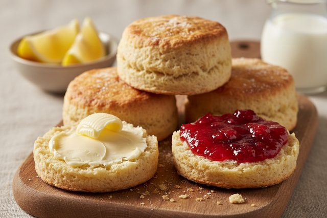Scones amanteigados com leite e limão